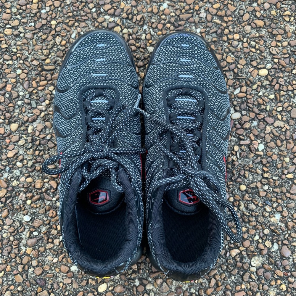 Boys Nike Air Max. 6Y black and red.